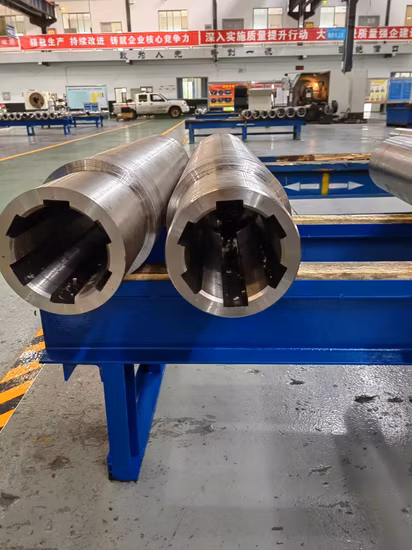 Используйте нефтепромысловый инструмент для крепления подвески хвостовика.